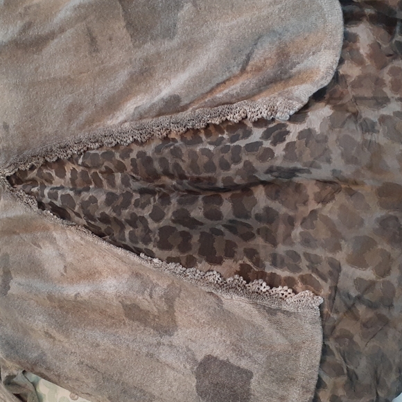 Silk Shades of Gray long sleeve top size extra large, beautiful detail on back - Picture 9 of 10